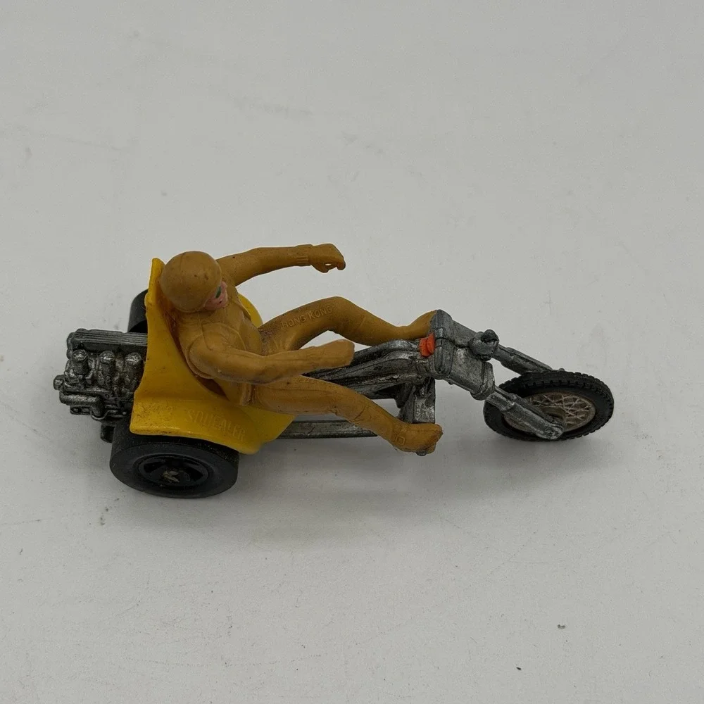 Vintage‎ 1971 Hot Wheels Rumblers Squealer 3 Yellow Trike Bike w/ Rider Damaged